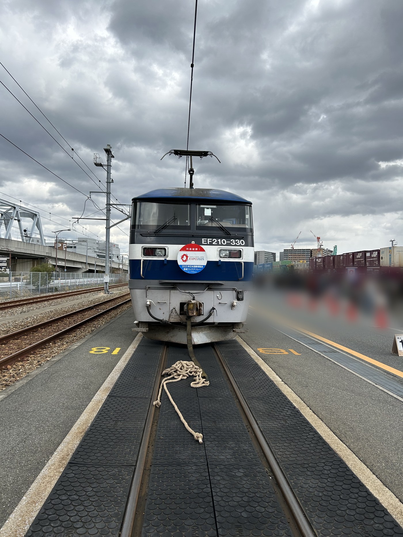コンテナリレーのヘッドマークを掲げたEF210形330号機