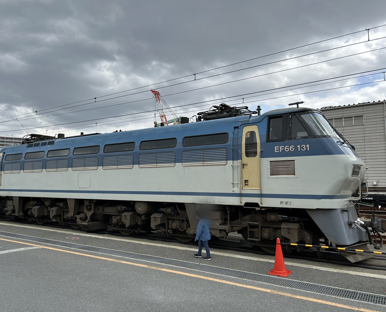 安治川口駅で展示されたEF66形131号機。青い車体の電気機関車