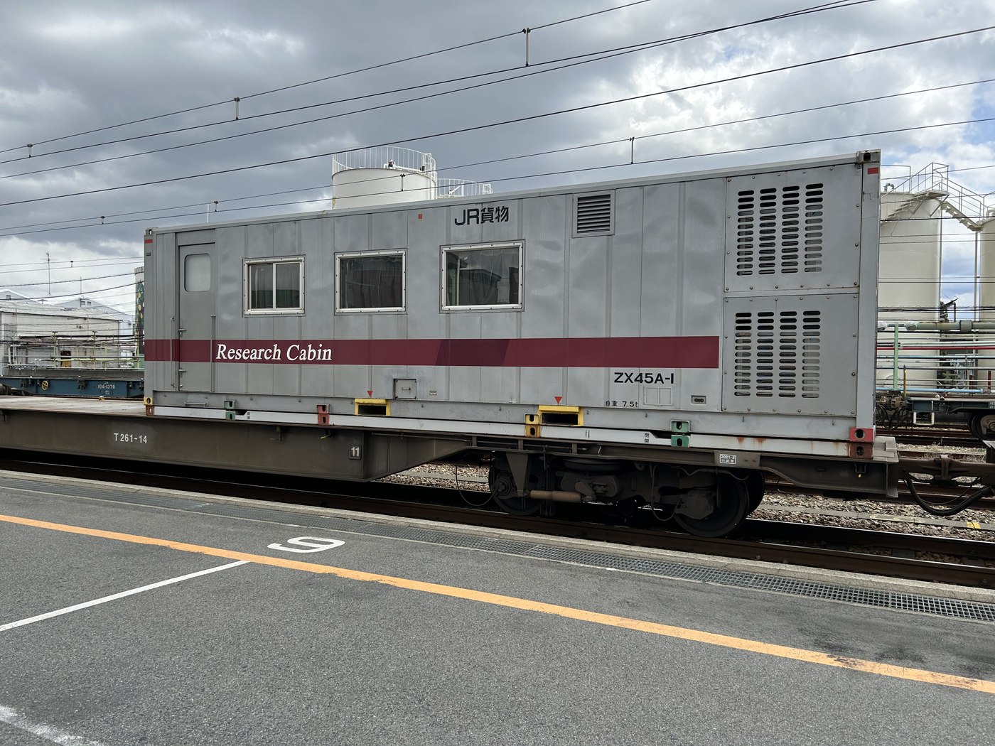 JR貨物のResearch Cabin ZX45A-1。コキ車に積まれた事業用コンテナ