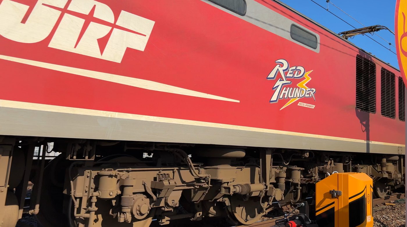 EF510形電気機関車「レッドサンダー」の赤い車体とRED THUNDERのロゴ