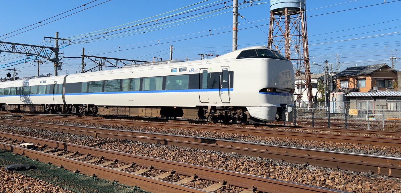 安満遺跡公園ぞいのJR京都線を走る683系 特急サンダーバード