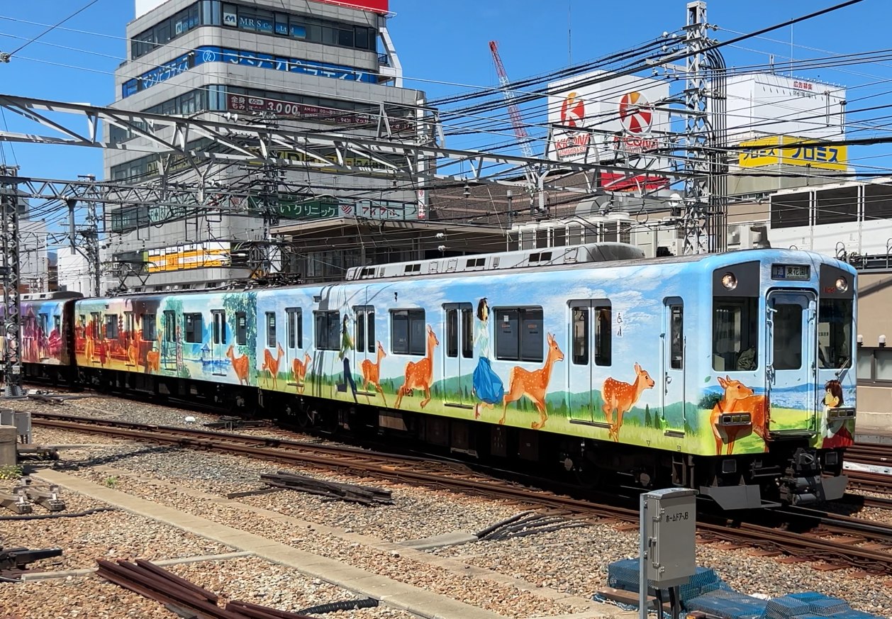 阪神尼崎駅にやってきた近鉄ならしかトレイン（鹿のラッピング）