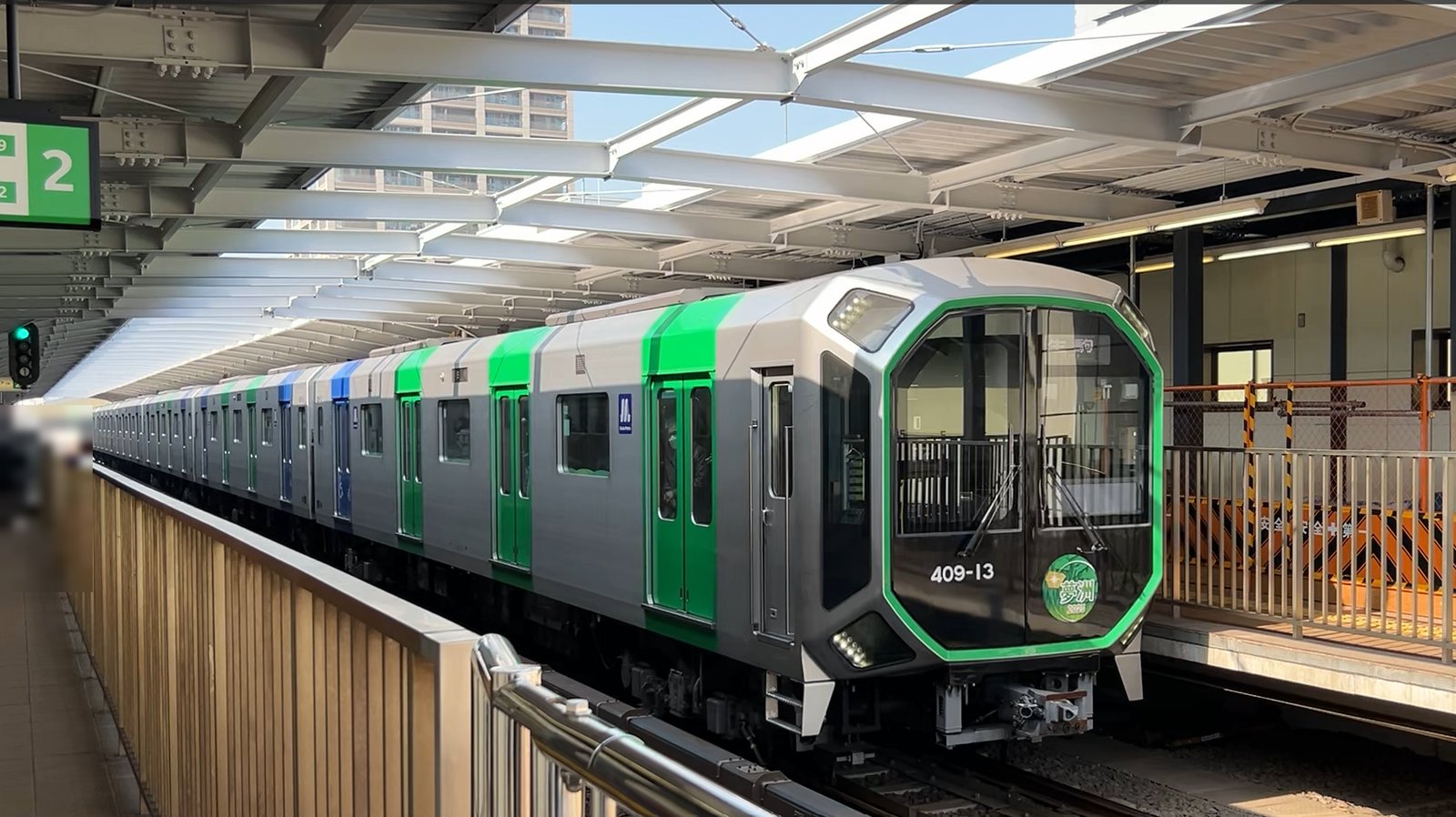 弁天町駅の高架ホームに入る、近未来デザインのOsaka Metro中央線400系