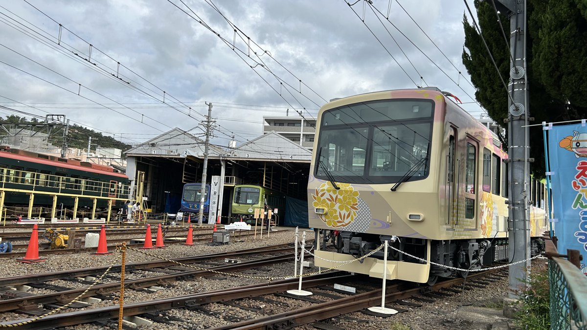 えいでんまつりの会場（修学院車庫）に展示された新型車両「舞」の前面と、奥に並ぶ叡電の車両たち