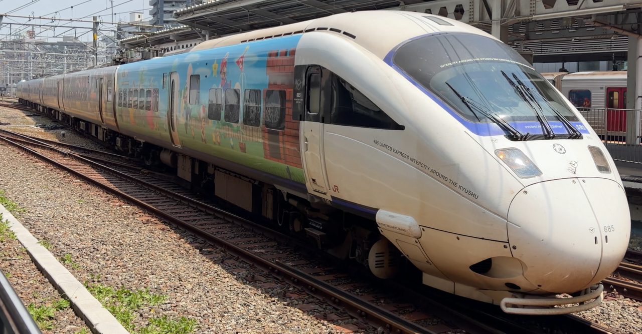 博多駅に停車する885系のマリオトレイン（先頭）