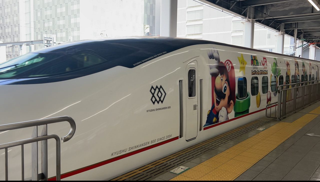 九州新幹線800系のマリオトレイン（つばめ）