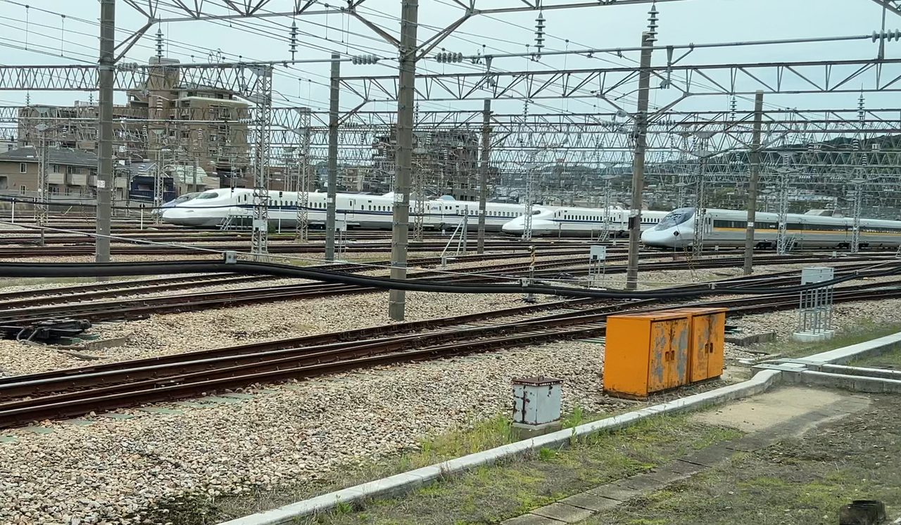 博多南駅のとなりにある新幹線の車両基地に並ぶ車両