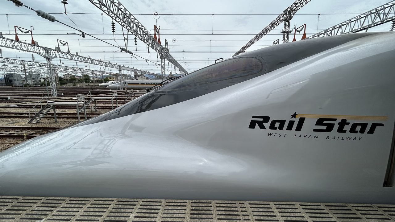 博多南線を走る山陽新幹線の車両（700系レールスター）