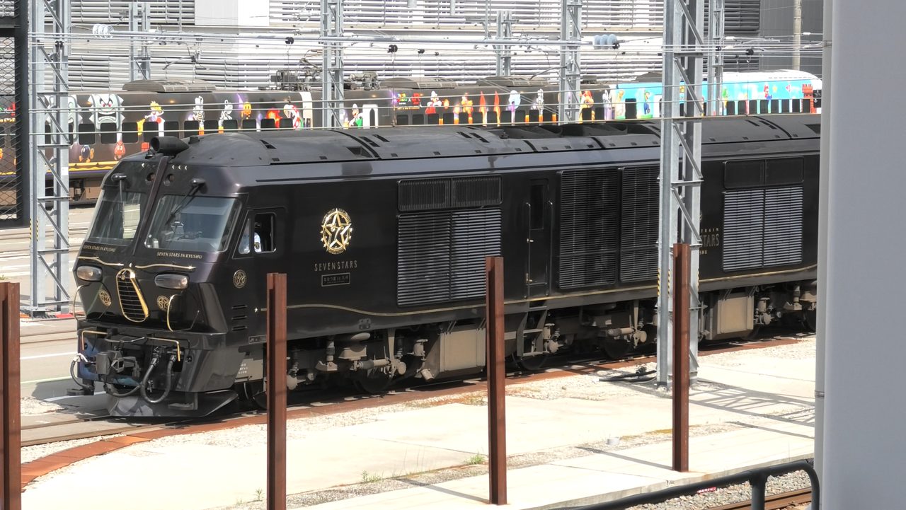 博多駅で見た豪華クルーズトレイン「ななつ星 in 九州」。奥にはマリオトレインも