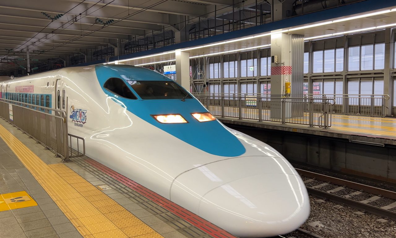 博多駅に停車する青いワンピース新幹線（700系・せとうちブルー号）