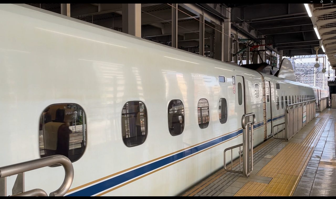 博多駅の新幹線ホームの可動式ホーム柵。乗り降り口ごとにすき間がある