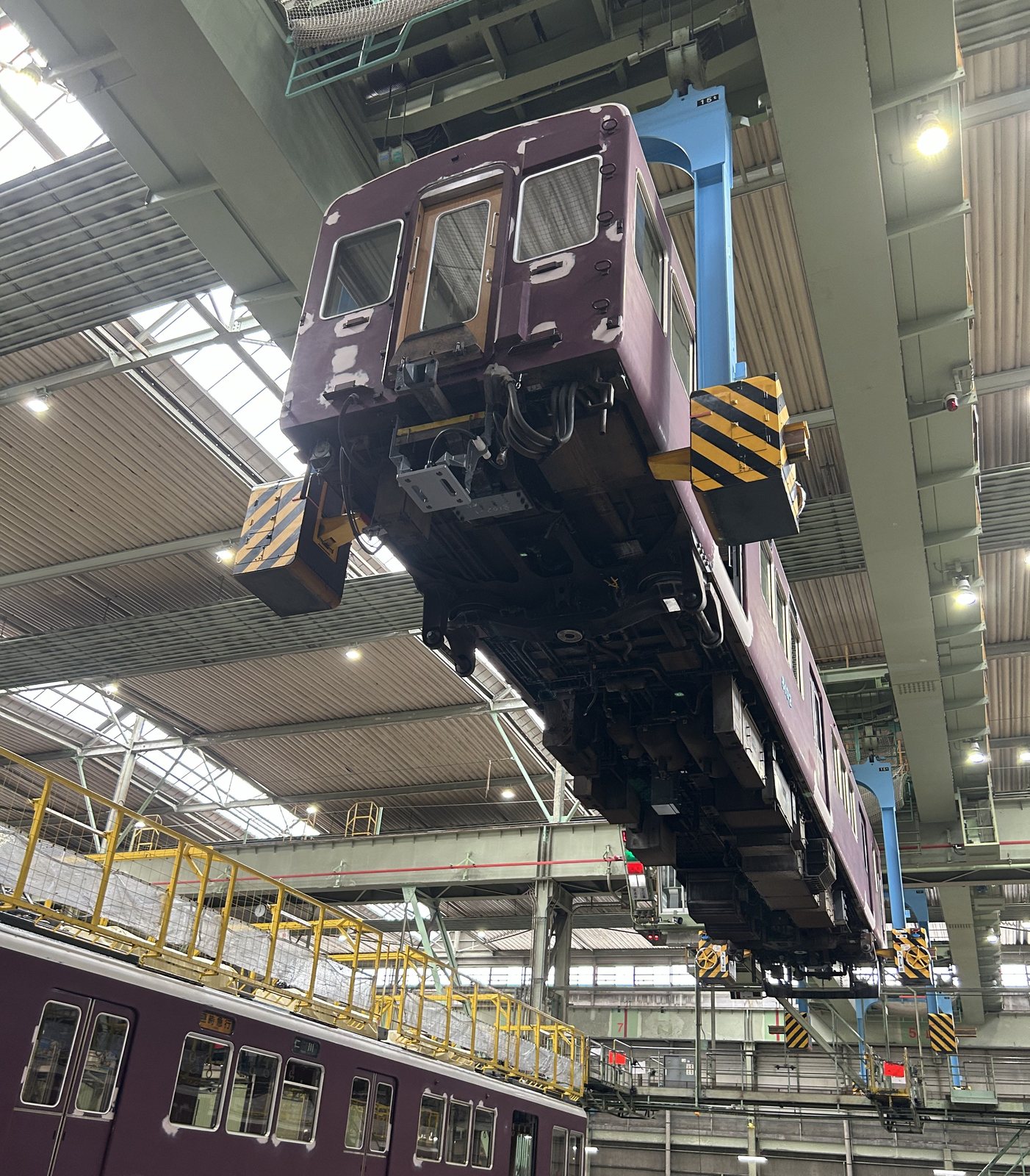 35トンクレーンの実演で阪急電車の車体が宙に吊り上げられる様子