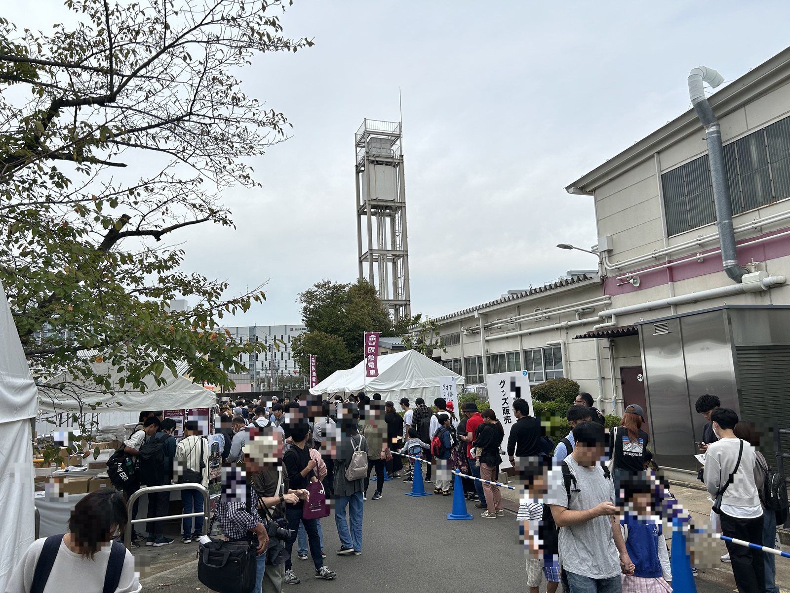 阪急レールウェイフェスティバルのグッズ販売に並ぶ長い列