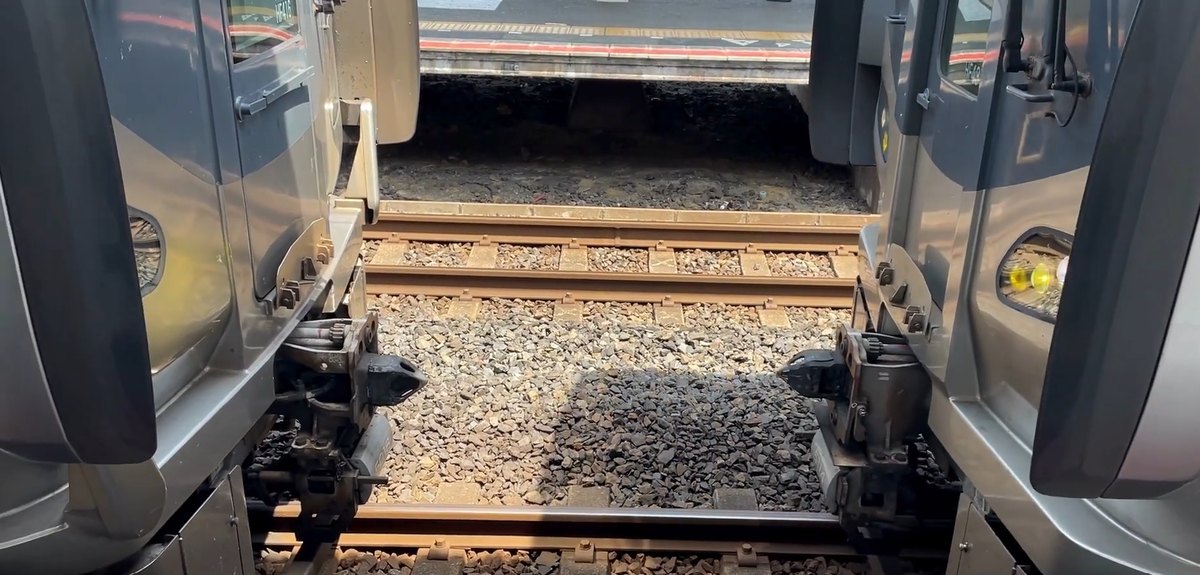 日根野駅で切り離された直後の2編成。連結器と線路が見えている