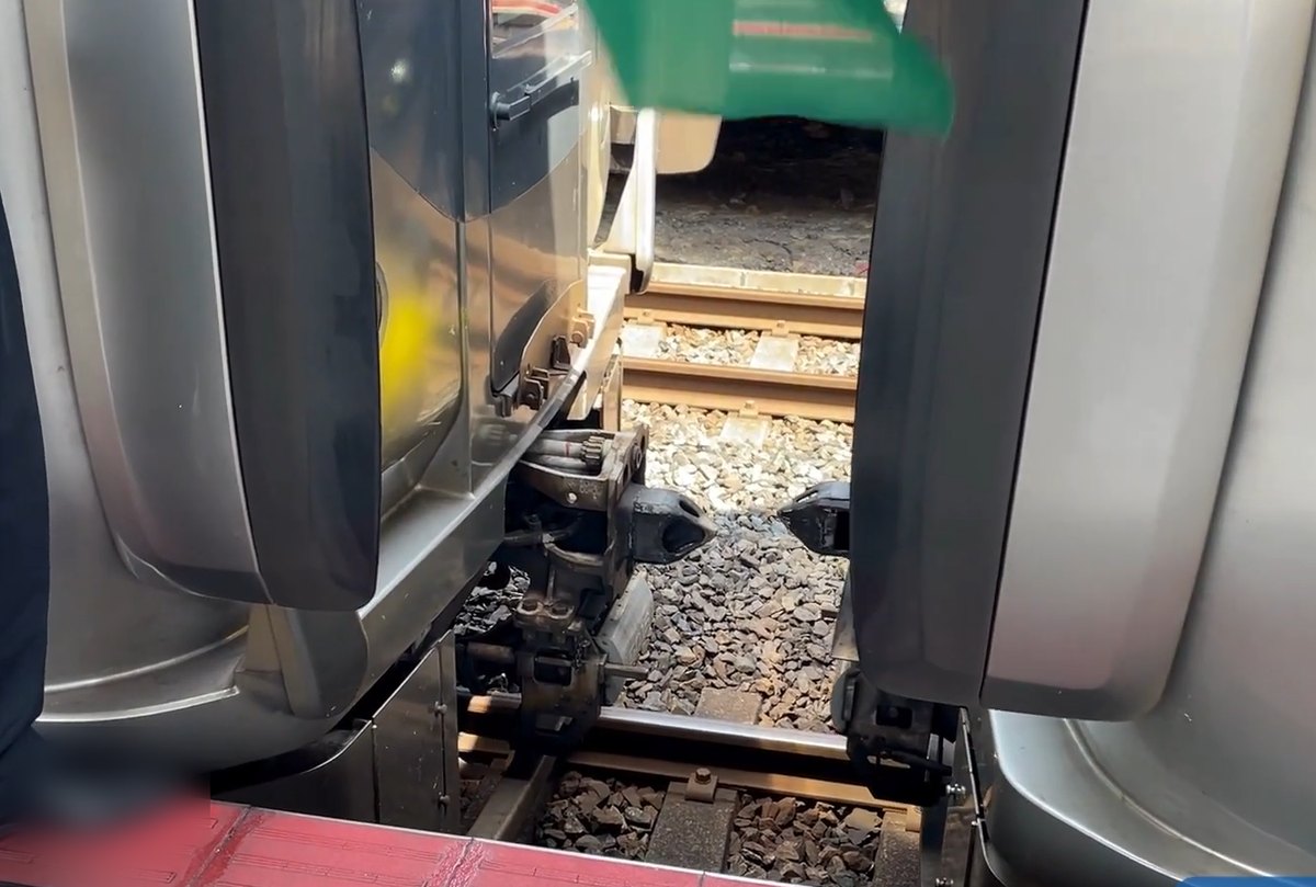 日根野駅での連結・切り離し作業。ホームに立つ係員の足元と旗が見える
