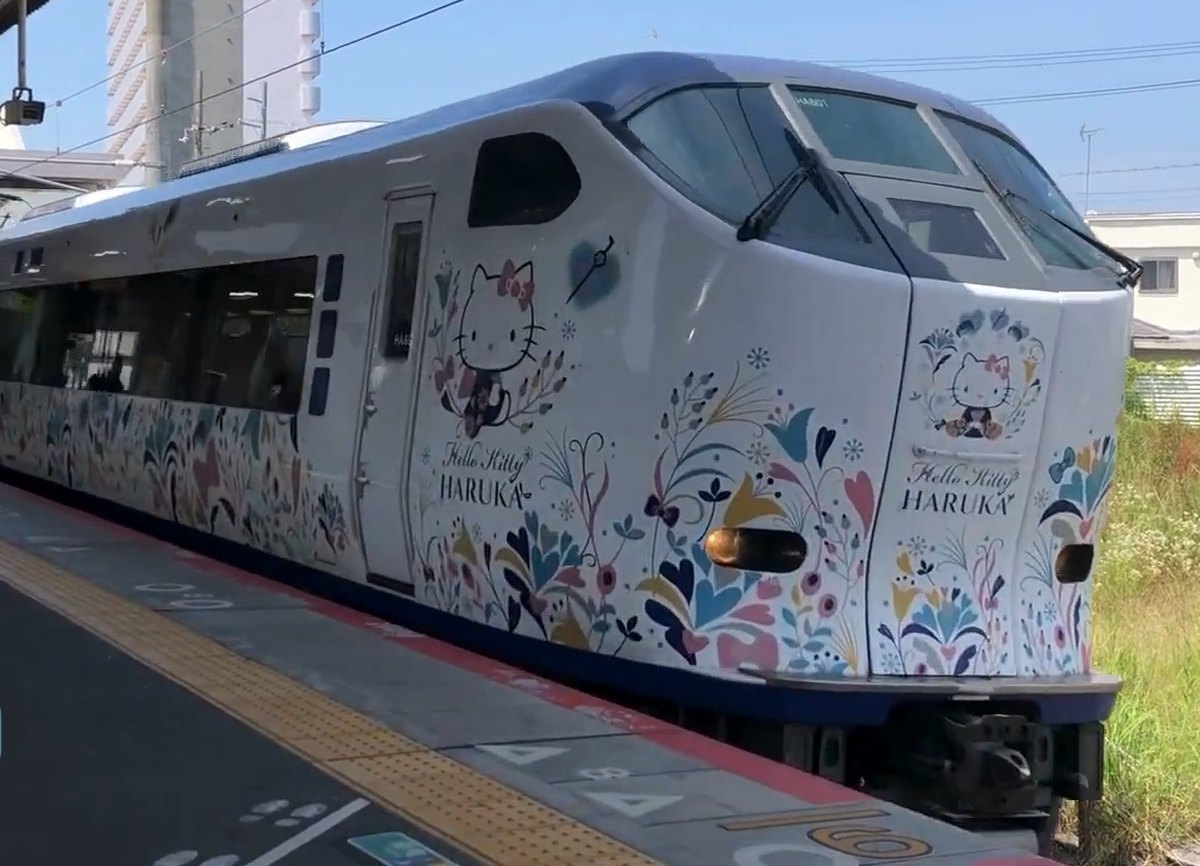 日根野駅を通過するハローキティはるか。花柄のラッピングとキティのイラスト
