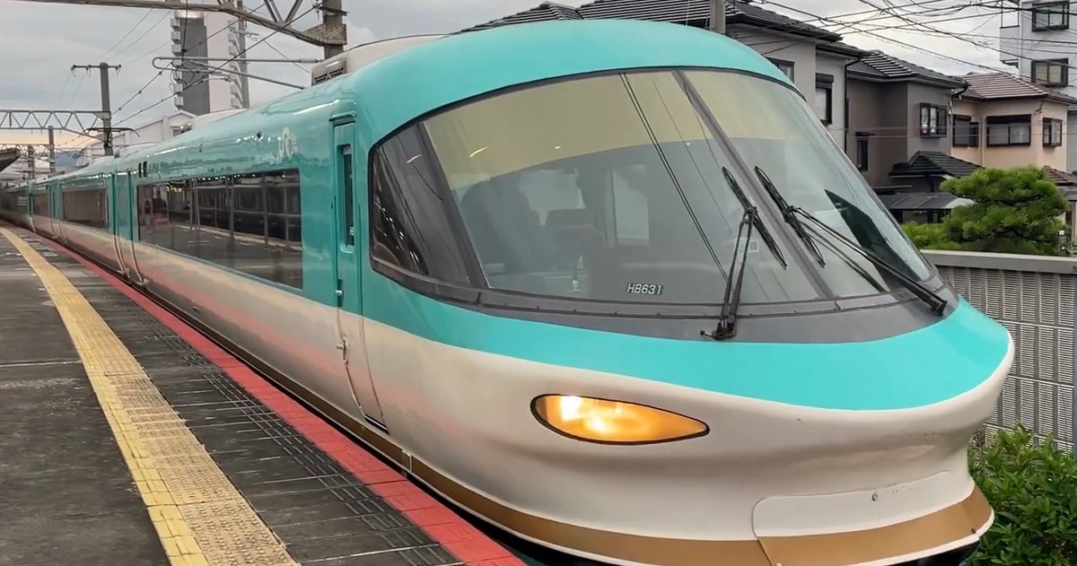 日根野駅に入ってきた特急くろしお オーシャンアロー（283系）の丸い先頭部