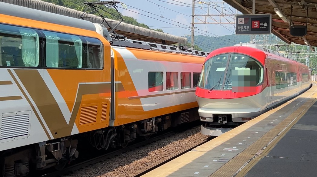 伊賀神戸駅のホームで顔を合わせる2本の近鉄特急