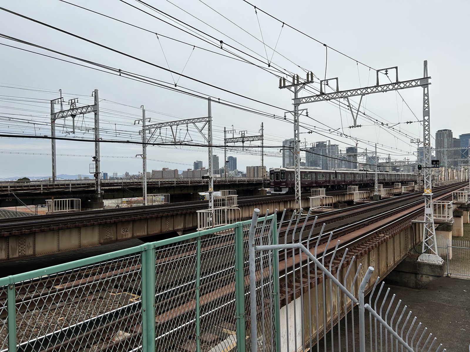 宝塚線側から見た、淀川の鉄橋を渡る阪急電車。3線が見通しよく見える