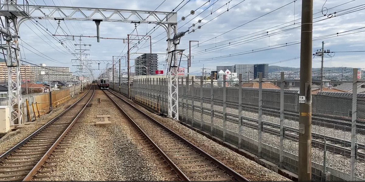 曇りの日の上牧駅。ホームの京都側の端から見ると、阪急の線路の右側に新幹線の線路が並んでいる