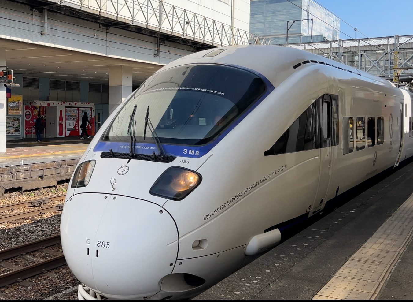 JR香椎駅のホームに停車する白い特急885系