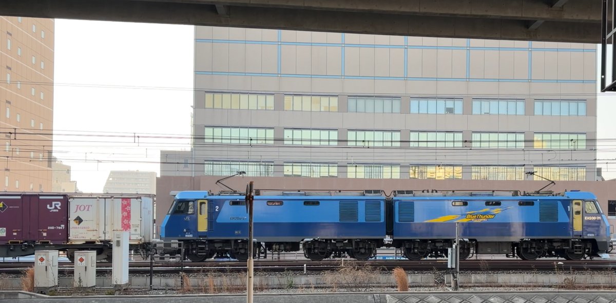 北千住駅から見えたJR貨物の機関車ブルーサンダー（EH200）