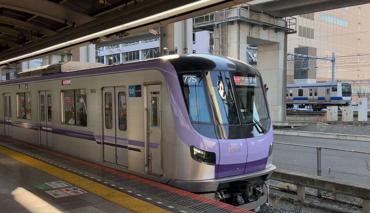 北千住駅の東京メトロ半蔵門線18000系。奥にJR常磐線E531系