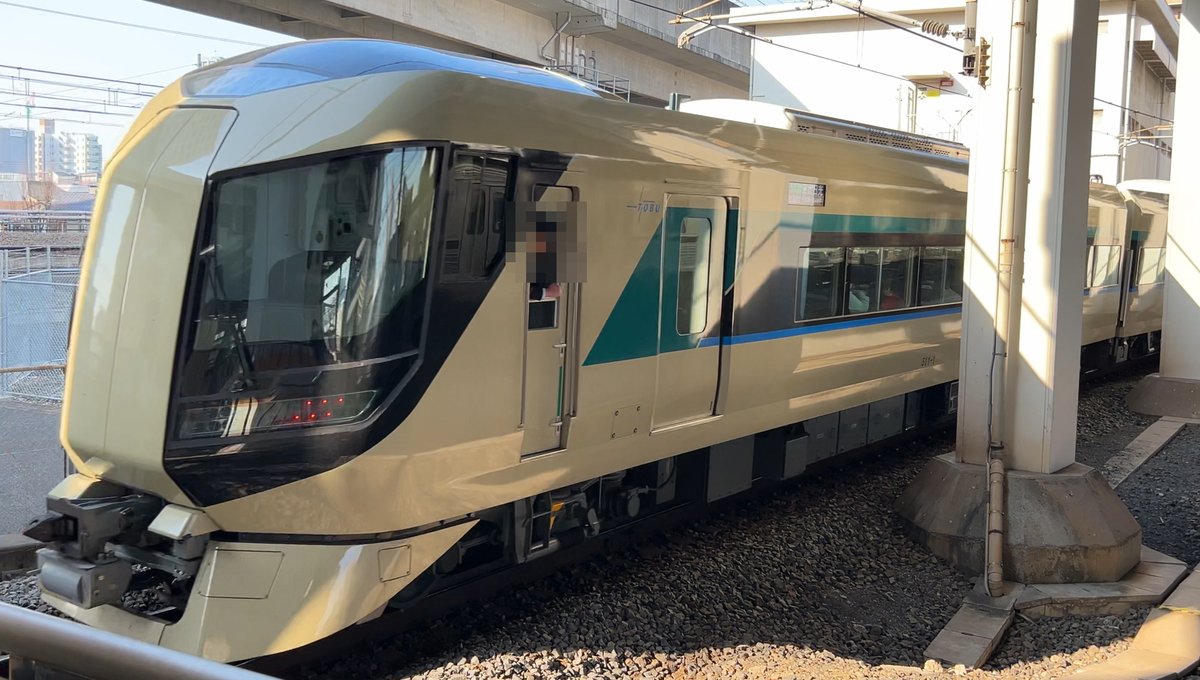 北千住駅に停車中の東武特急リバティ