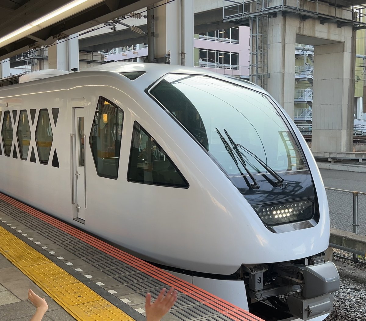 北千住駅に停車中のスペーシアXと、手を振る子どもの手