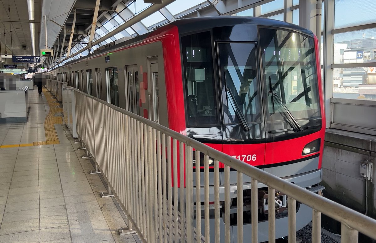 北千住駅3階ホームの東武70000系（日比谷線直通）