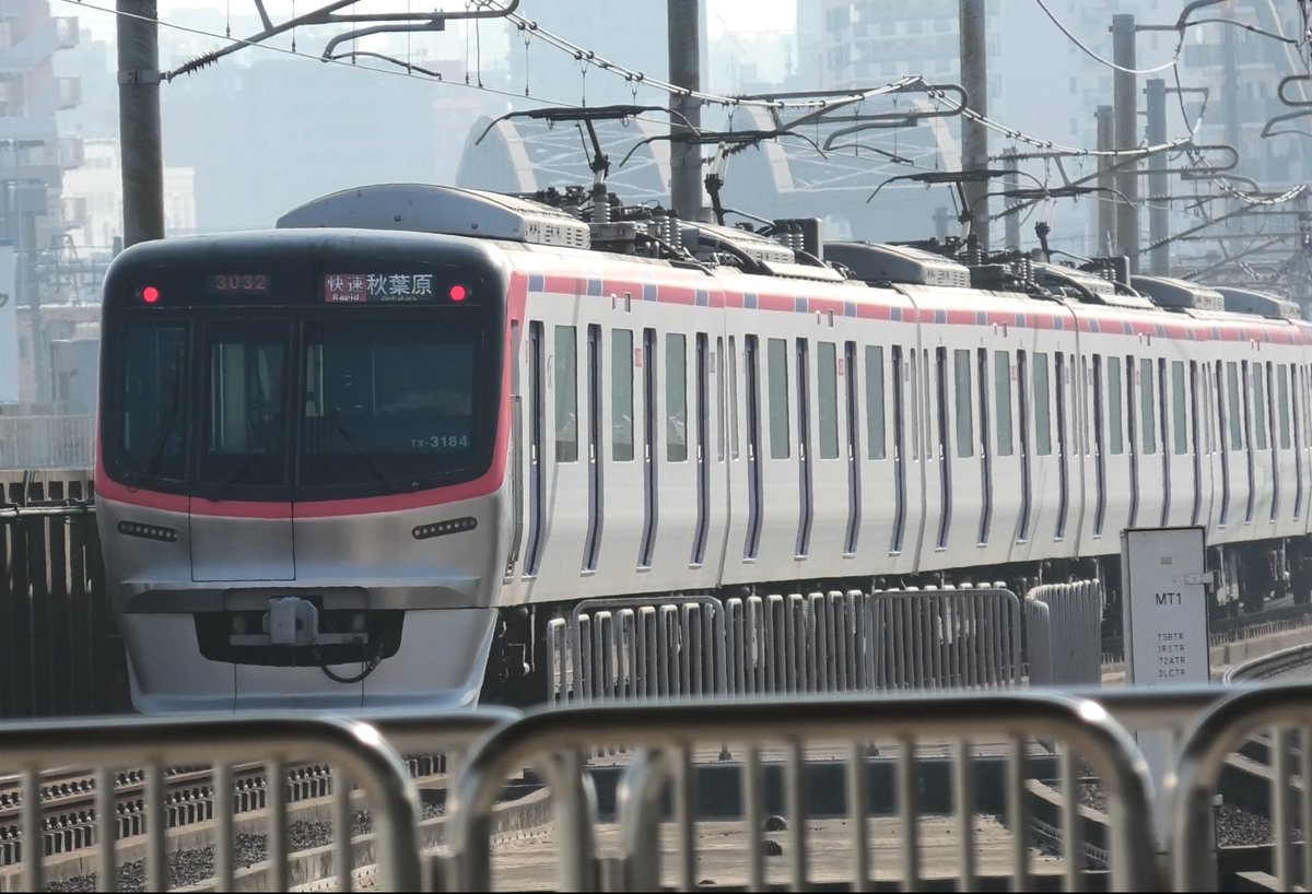 北千住駅を通過するつくばエクスプレスTX-3000系快速