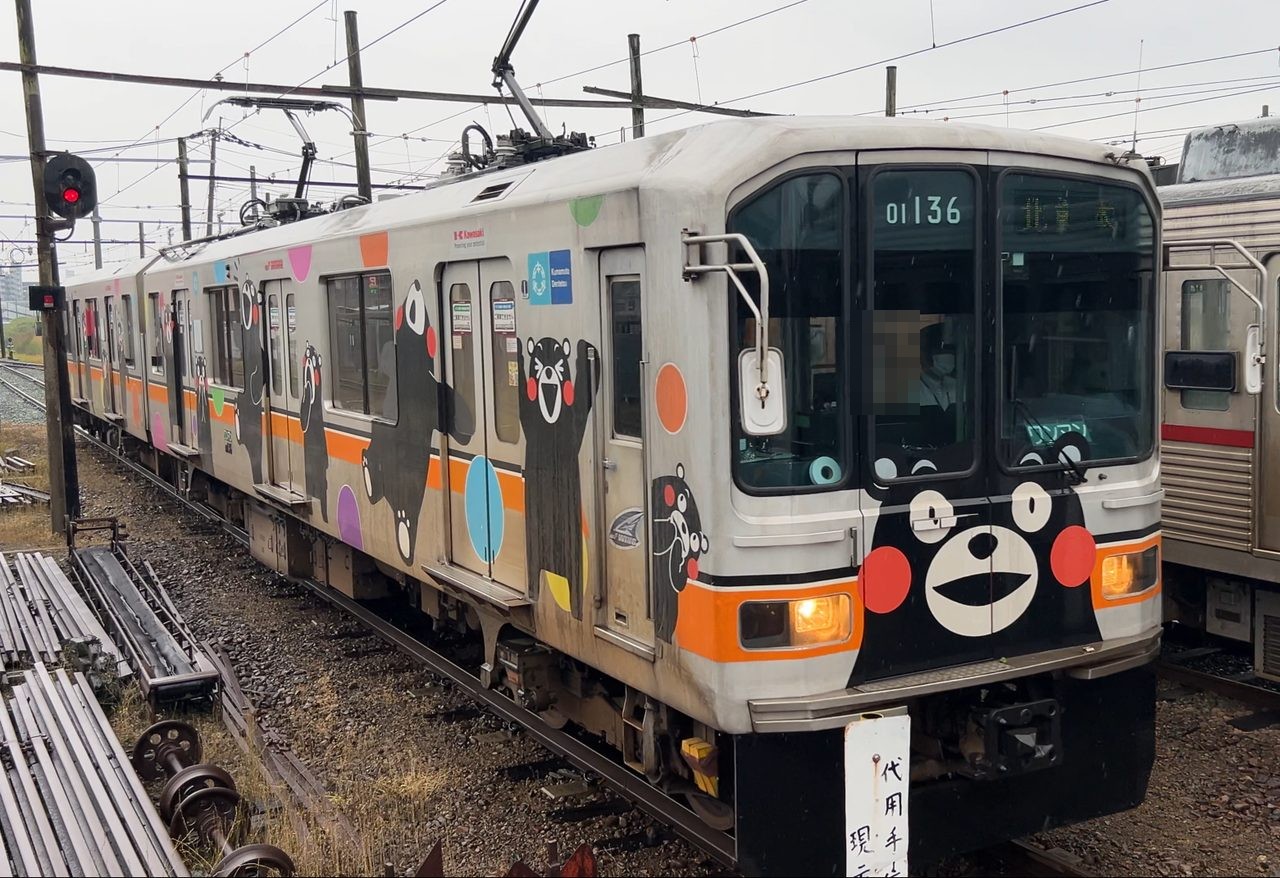北熊本駅のくまモンラッピング電車（元銀座線01形）