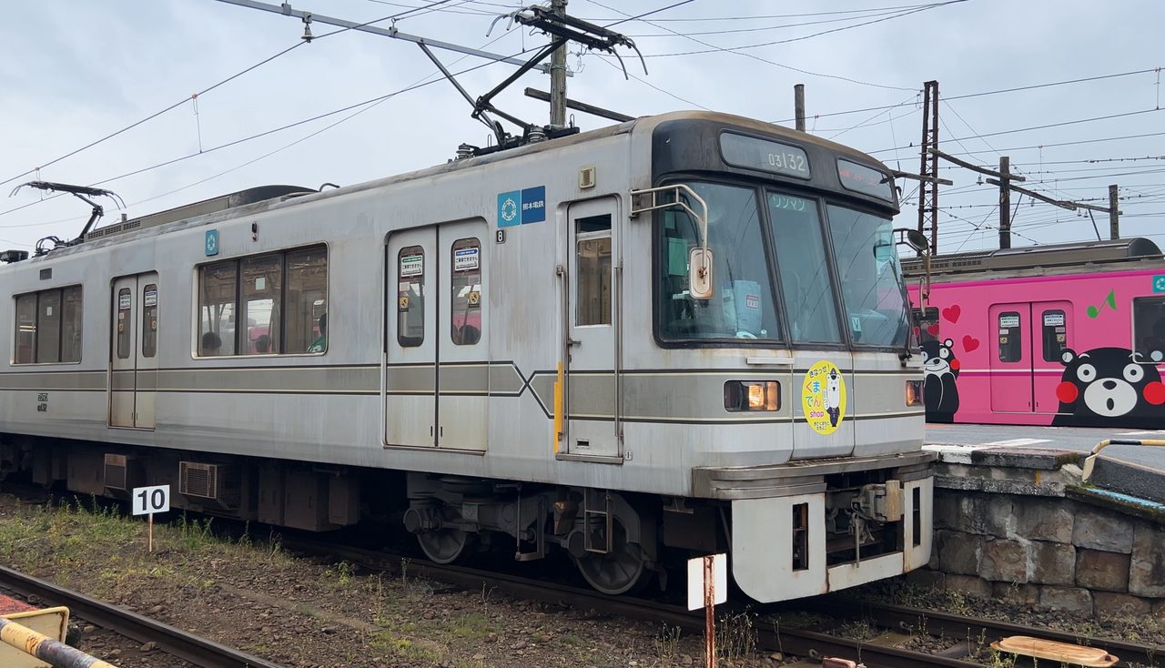北熊本駅の元東京メトロ日比谷線03形（背景にピンクのくまモン電車）
