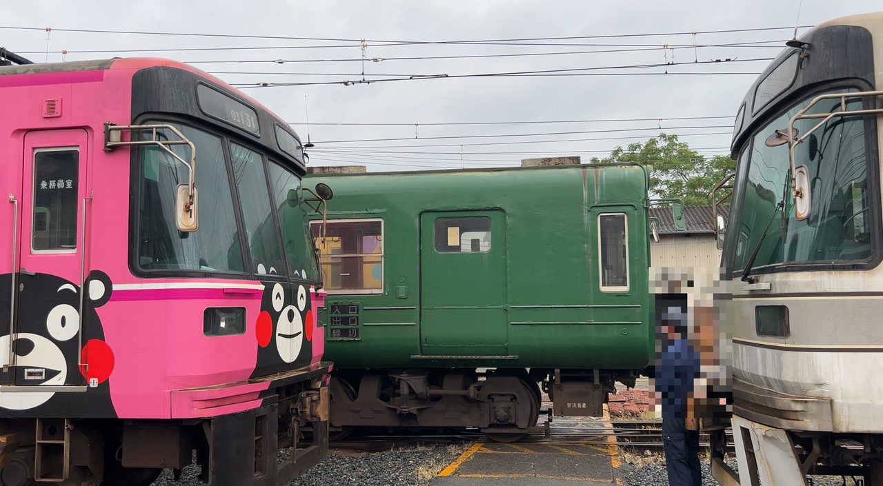 北熊本駅の車両基地に並ぶ、緑の青ガエル・ピンクのくまモン電車・元地下鉄の車両