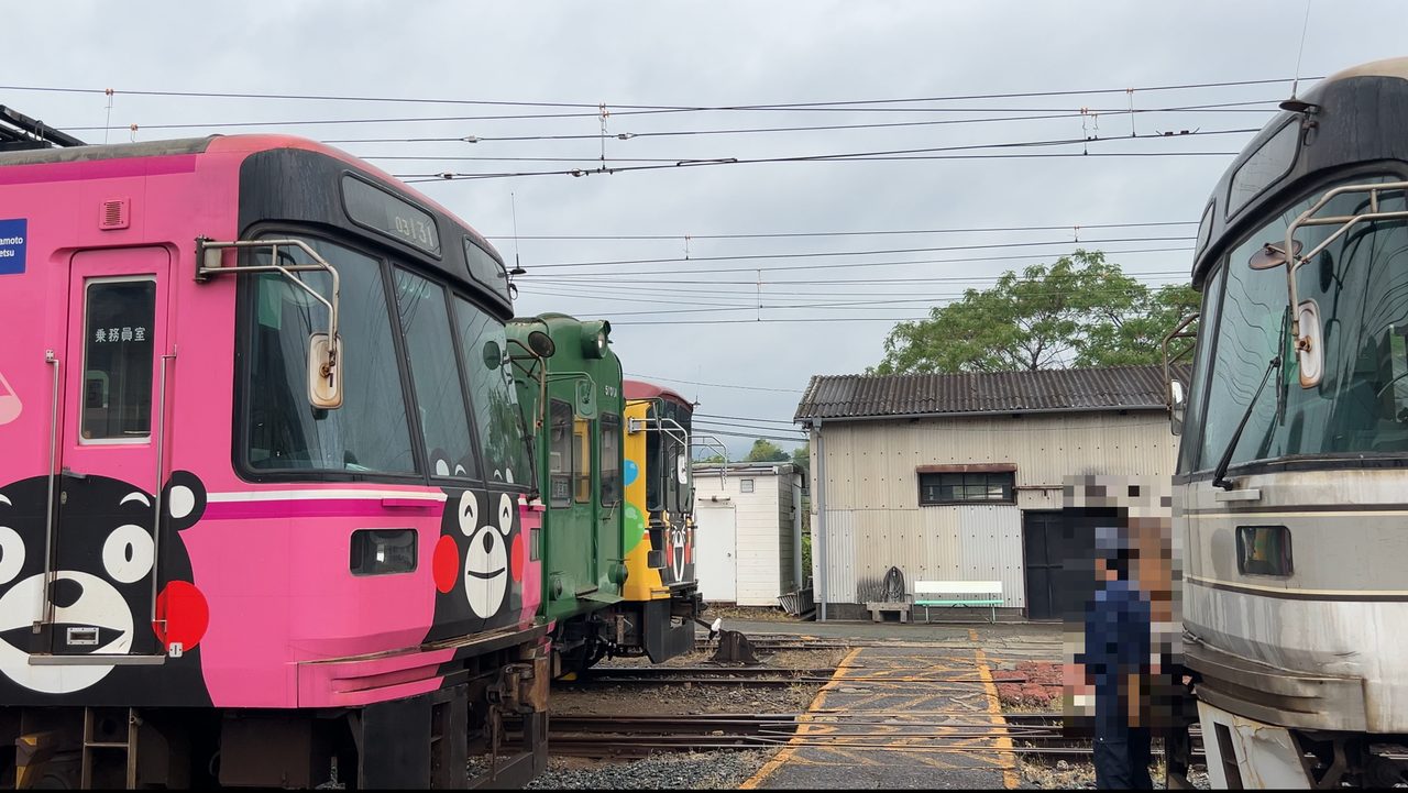北熊本駅の車両基地で、くまモン電車の間から顔をのぞかせる緑の青ガエル（元東急5000形）