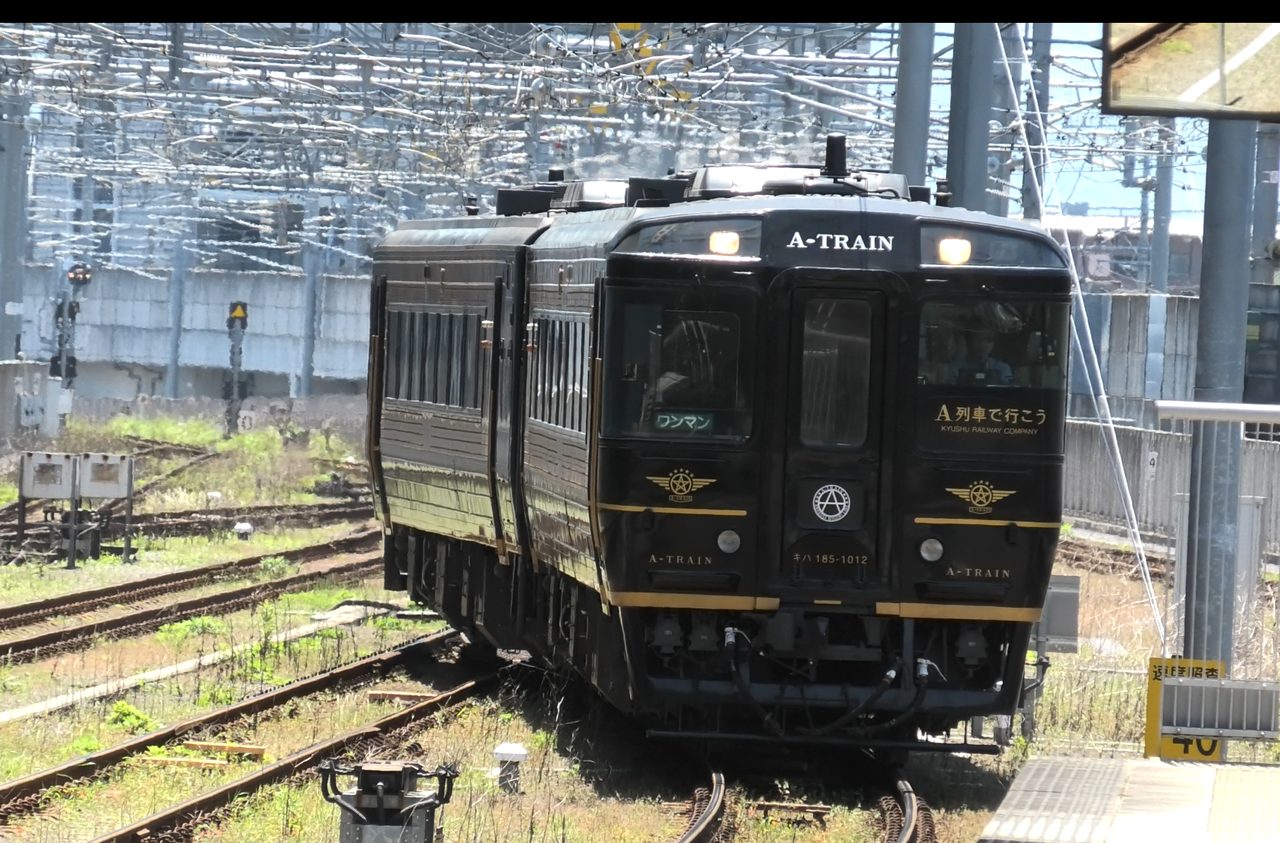 熊本駅の観光列車「A列車で行こう」（黒い車両）