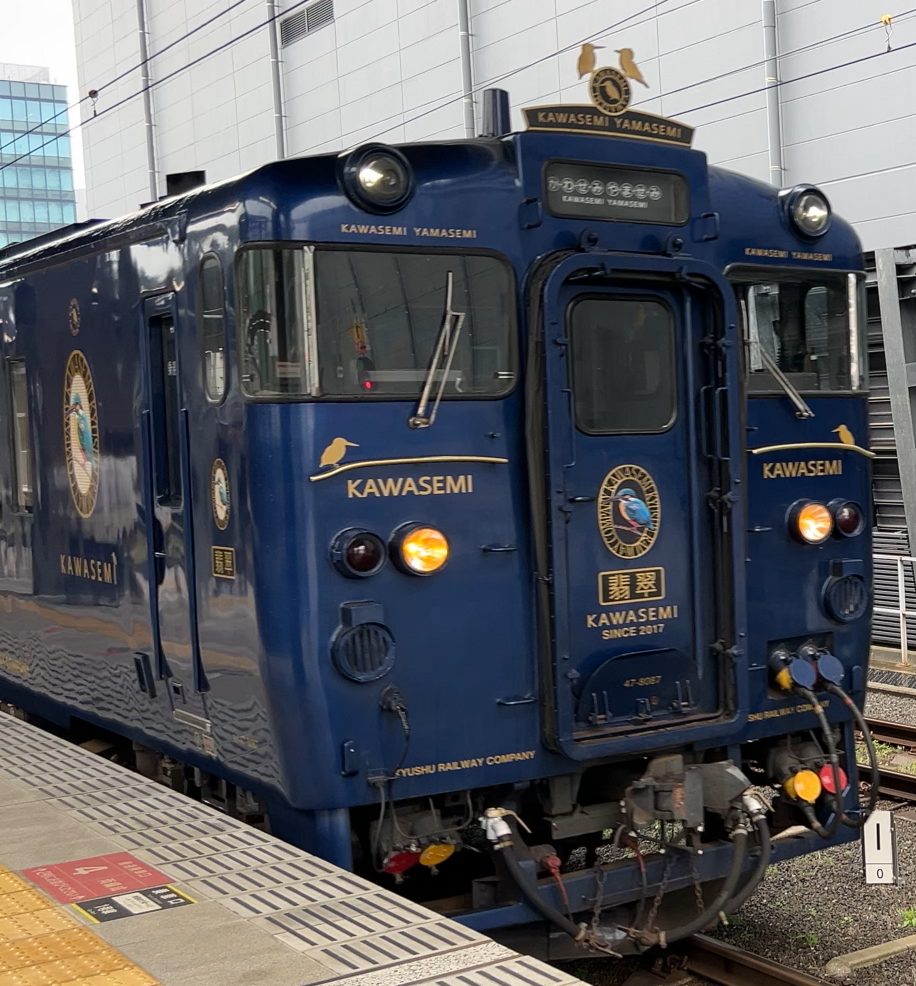 熊本駅で見た観光列車「かわせみ やませみ」（青と緑の2両編成）