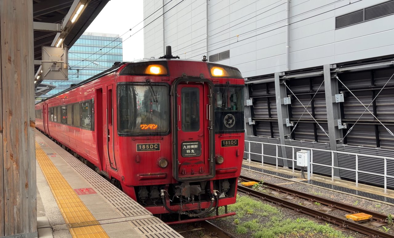 熊本駅に停車する赤いディーゼル特急「九州横断特急」