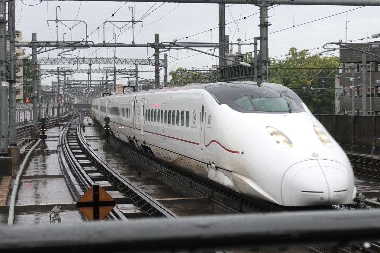 熊本駅にカーブを描いて入ってくる九州新幹線800系「つばめ」