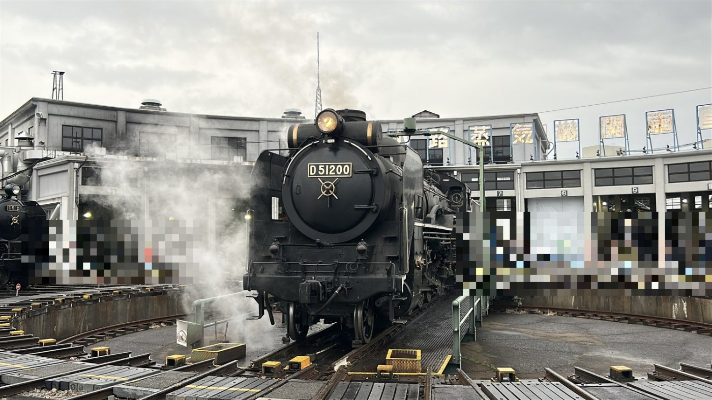 京都鉄道博物館の扇形車庫・転車台でもうもうと蒸気を上げるD51 200（蒸気機関車）