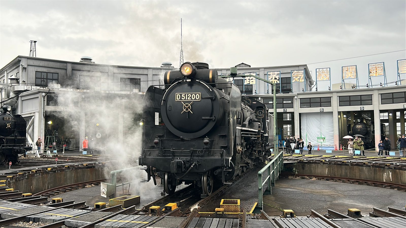 京都鉄道博物館の扇形車庫・転車台に乗るD51 200（蒸気機関車）
