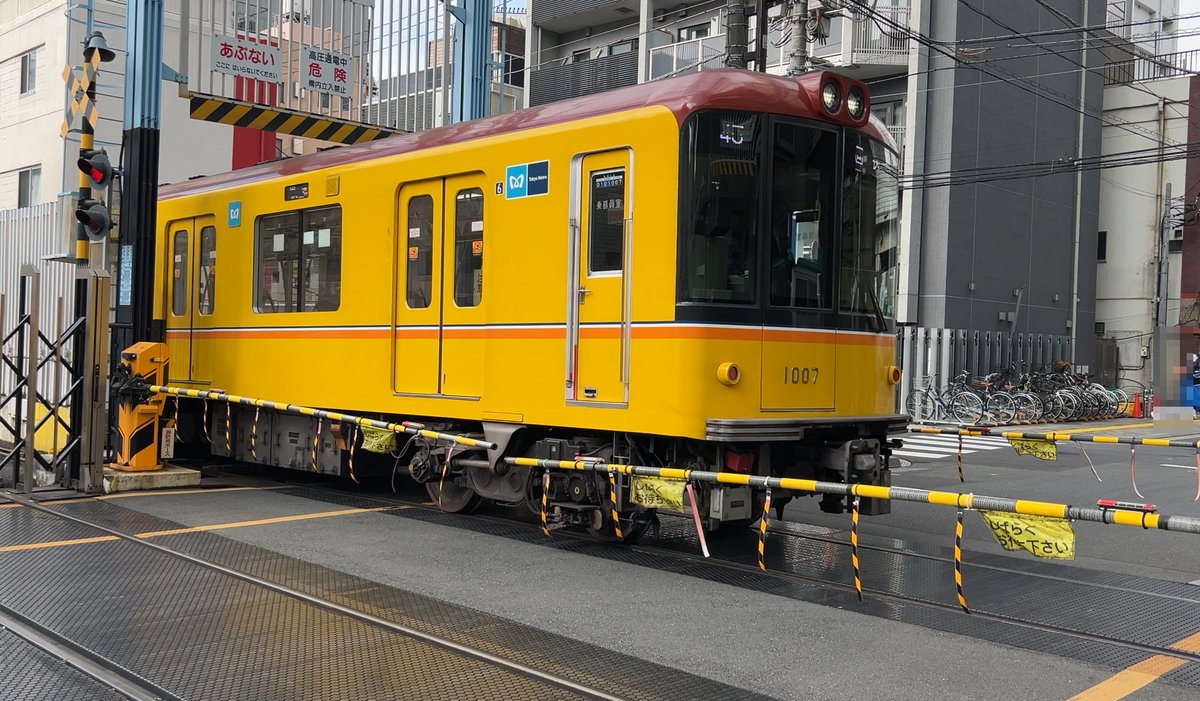 上野にある銀座線の地上踏切を通過する1000系