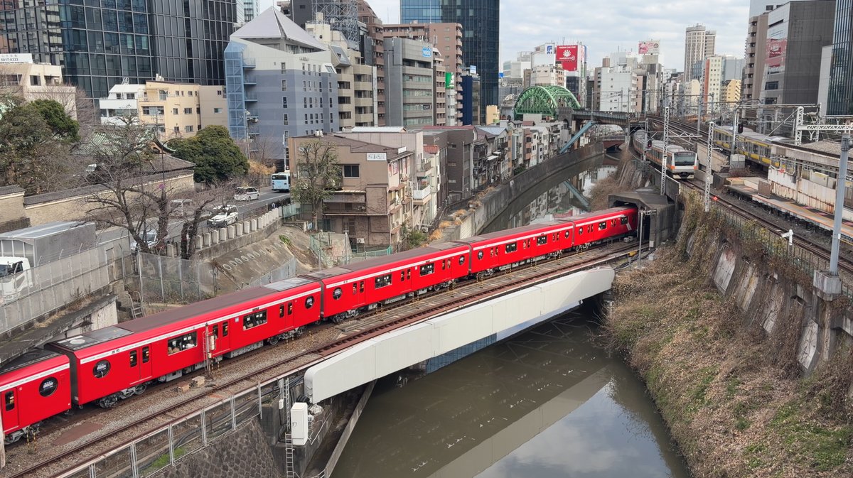聖橋から見た丸ノ内線と中央線・総武線の立体交差