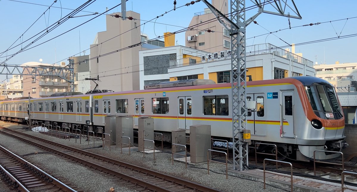 武蔵小杉駅に入線する東京メトロ17000系