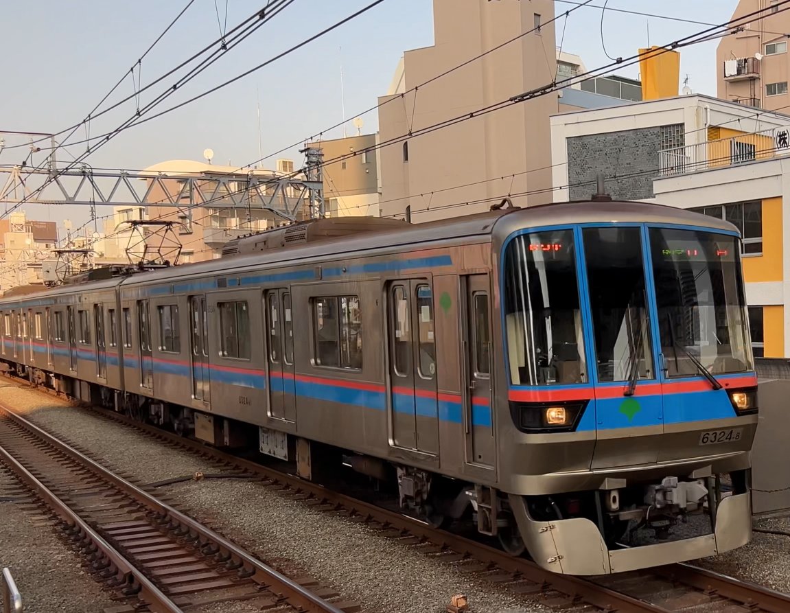 武蔵小杉駅に入線する都営三田線6300形