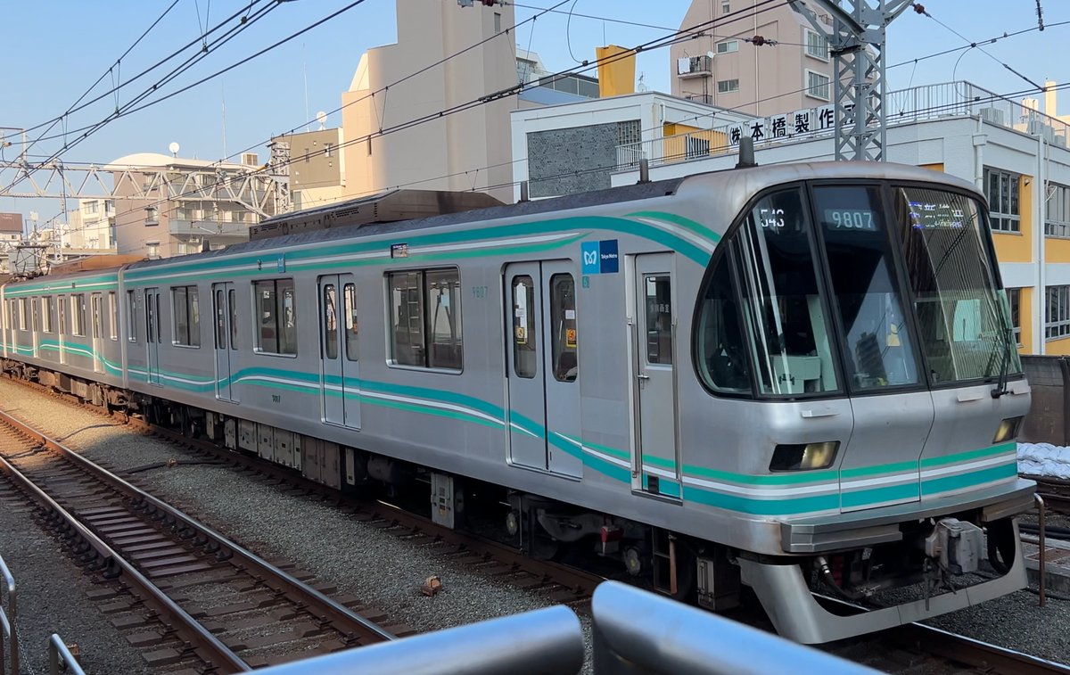 武蔵小杉駅に入線する東京メトロ南北線9000系