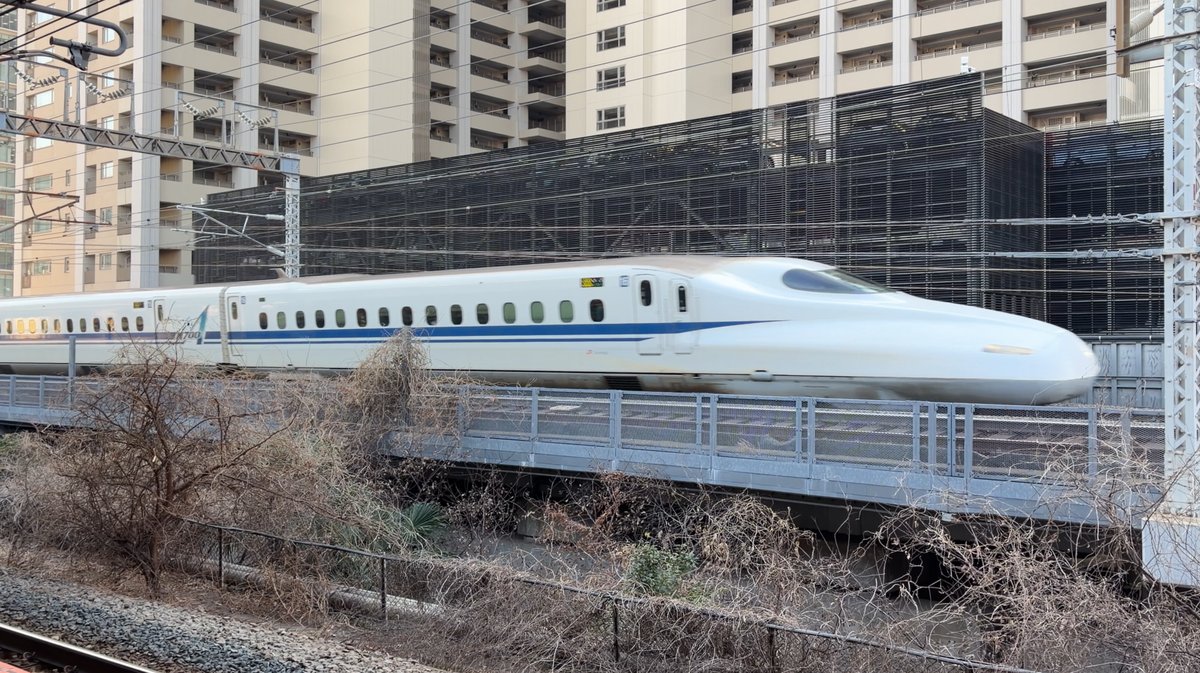 武蔵小杉駅の横須賀線ホームのすぐ横を通過する東海道新幹線N700系