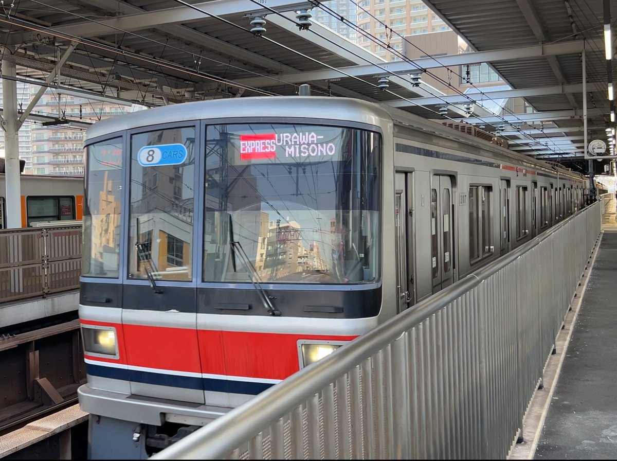 武蔵小杉駅に入線する東急3000系の浦和美園行き