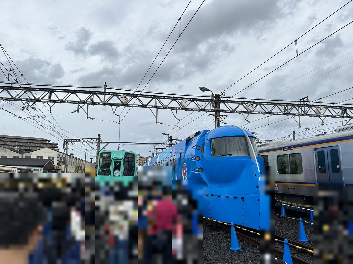 南海電車まつりの会場（千代田工場）に展示された青いラピートと南海の車両たち
