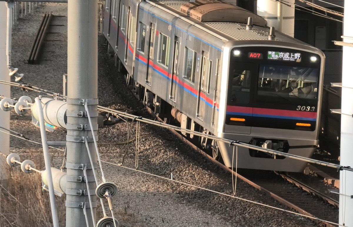 下御隠殿橋から見る京成3000形の快速特急上野行き